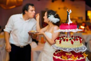 Svadobná torta na mieru aj nastylovanie candy baru. Ako fungujú Sladkosti pre hosti?
