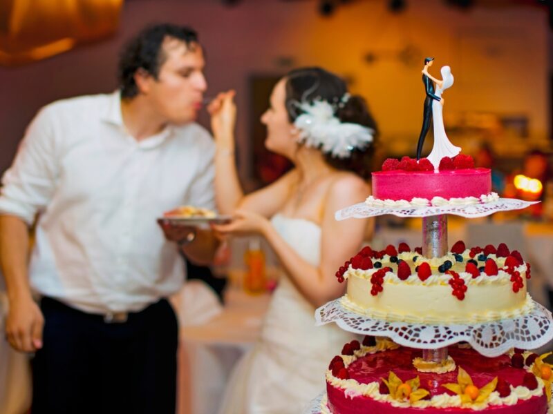 Svadobná torta na mieru aj nastylovanie candy baru. Ako fungujú Sladkosti pre hosti?